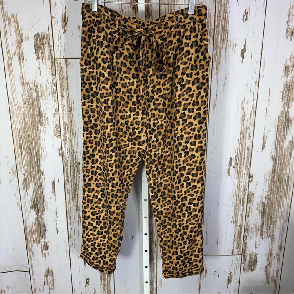 Mi Ami, Animal Print Cropped Pants with tie belt. Size Medium. Good used cond!